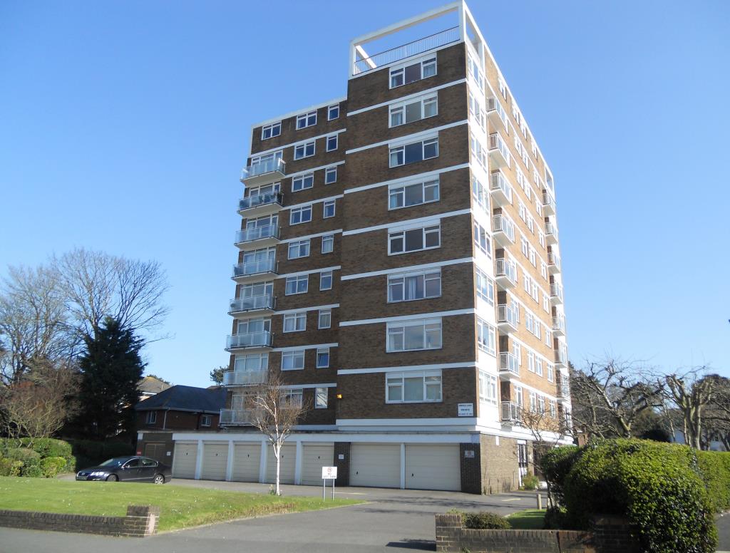 Lot: 19 - FLAT FOR INVESTMENT IN PRIME TOWN CENTRE LOCATION - External photo of main building